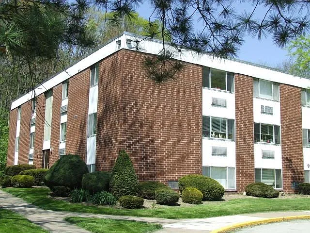 Hawksworth Garden Apartments — Photo 2