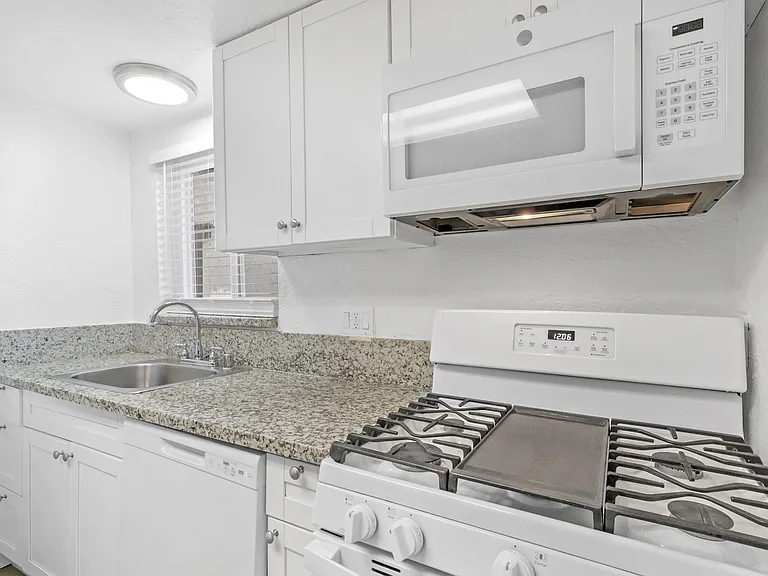 520 Solano St — Photo 7