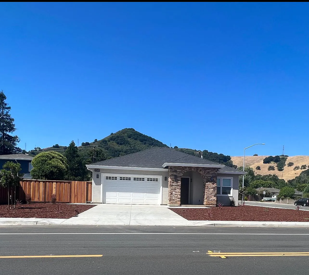 3 bed, 2.5 bath, 1850 sqft, $4,500 — Photo 1