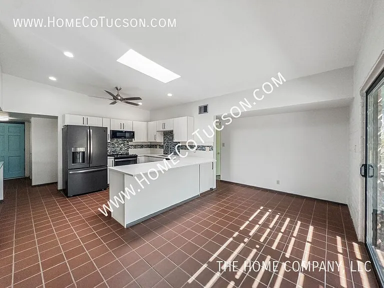 120 E Magee Rd — Photo 12