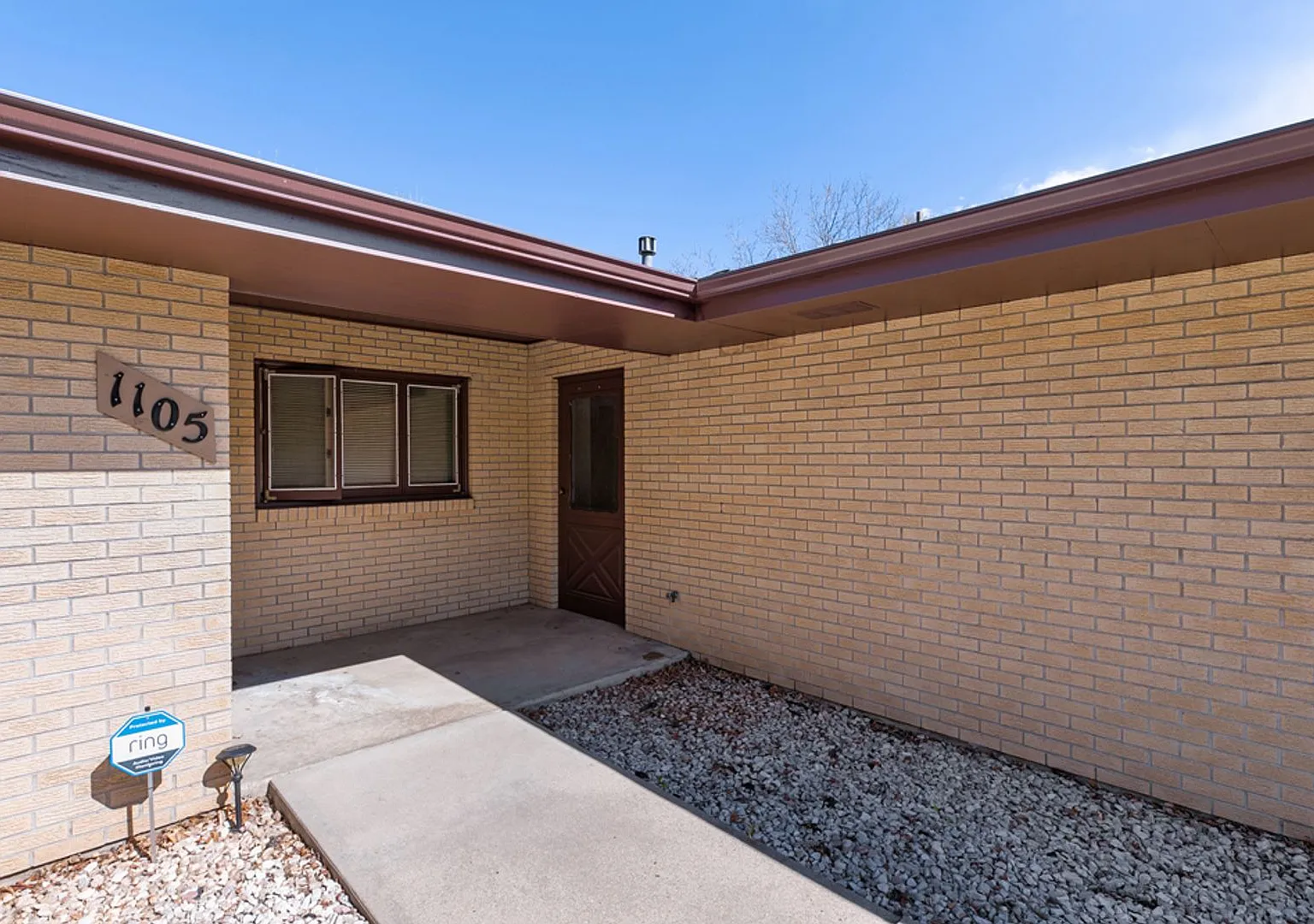 Well Maintained Side-By-Side Duplex in Parkwood — Photo 3