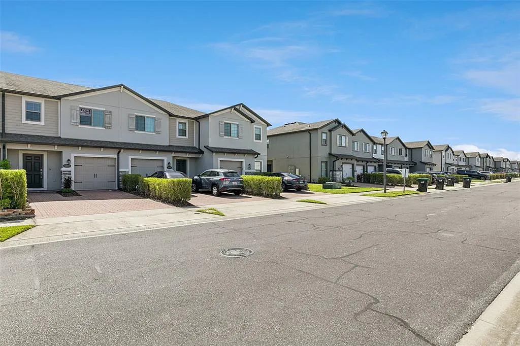 3 bed, 2.5 bath, 1451 sqft, $2,450 — Photo 2