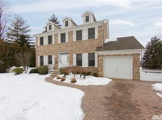 240 Morris Ave, Rockville Centre, NY 11570