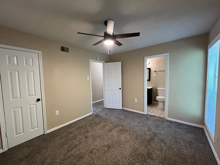 724 Blackstone Ln — Photo 8