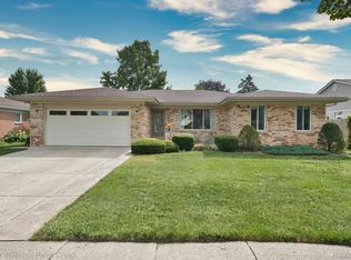 43350 Interlaken Dr, Sterling Heights, MI 48313