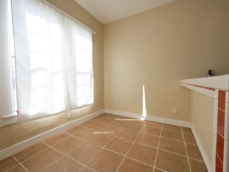 Dining Area & breakfast counter