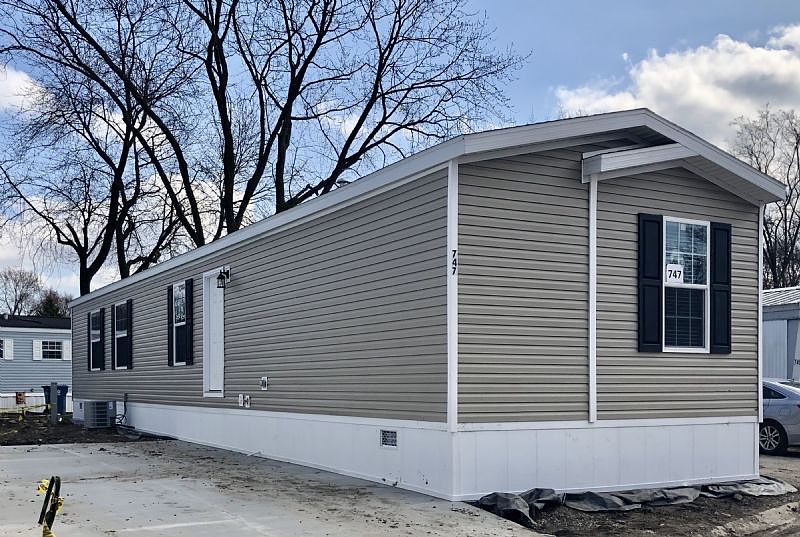 2nd image of 747 Maple Ln