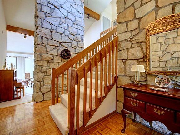 4th image of 16 Sherwood Cir