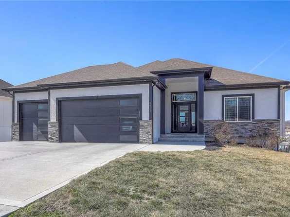 1411 NW Maple Dr, Grain Valley, MO 64029
