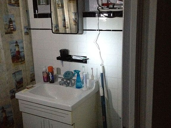 4th image of 2943 Fenton Ave