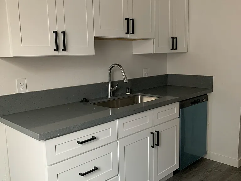 Monte Vista Manor Apartment — Photo 2
