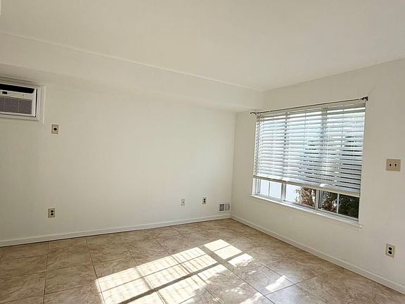 4th image of 18 Hemlock Ln APT 1