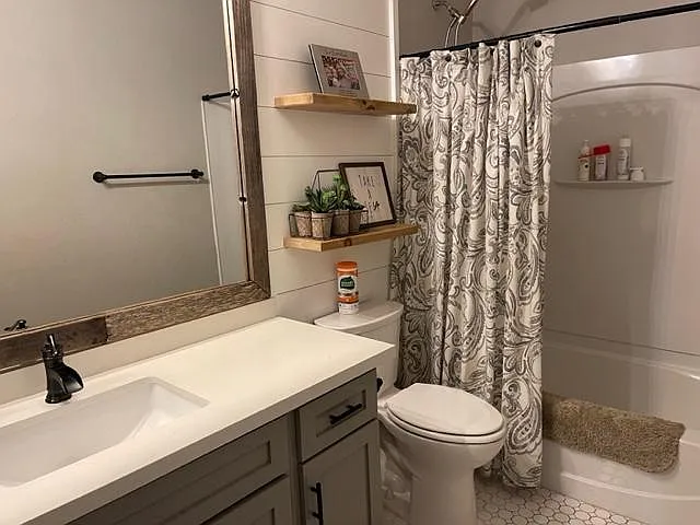 7046 S Claiborne Ave — Photo 17