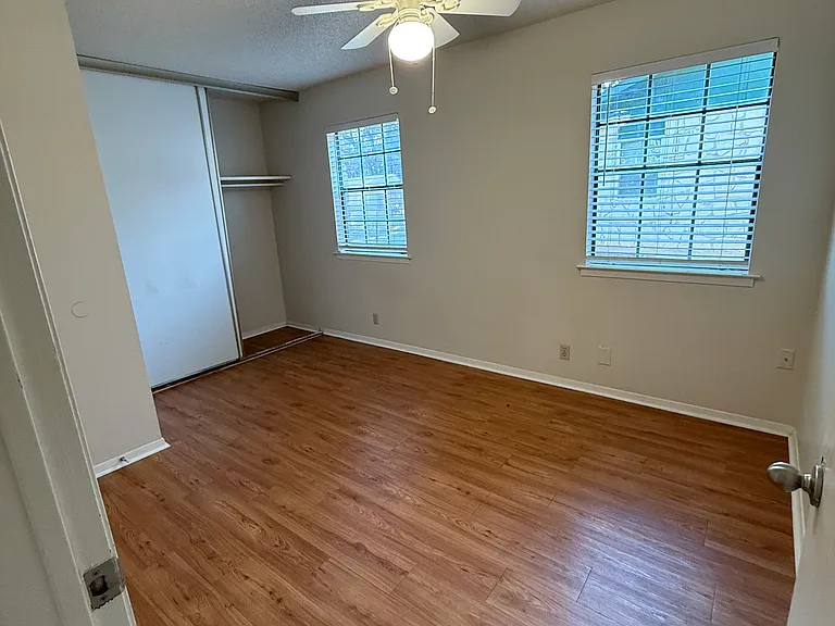508 Algerita Dr #B — Photo 6