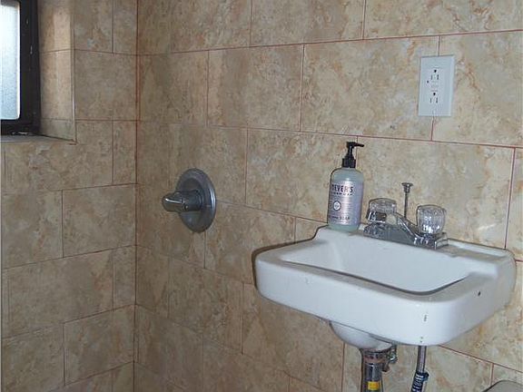 5th image of 353 Linden St APT 3