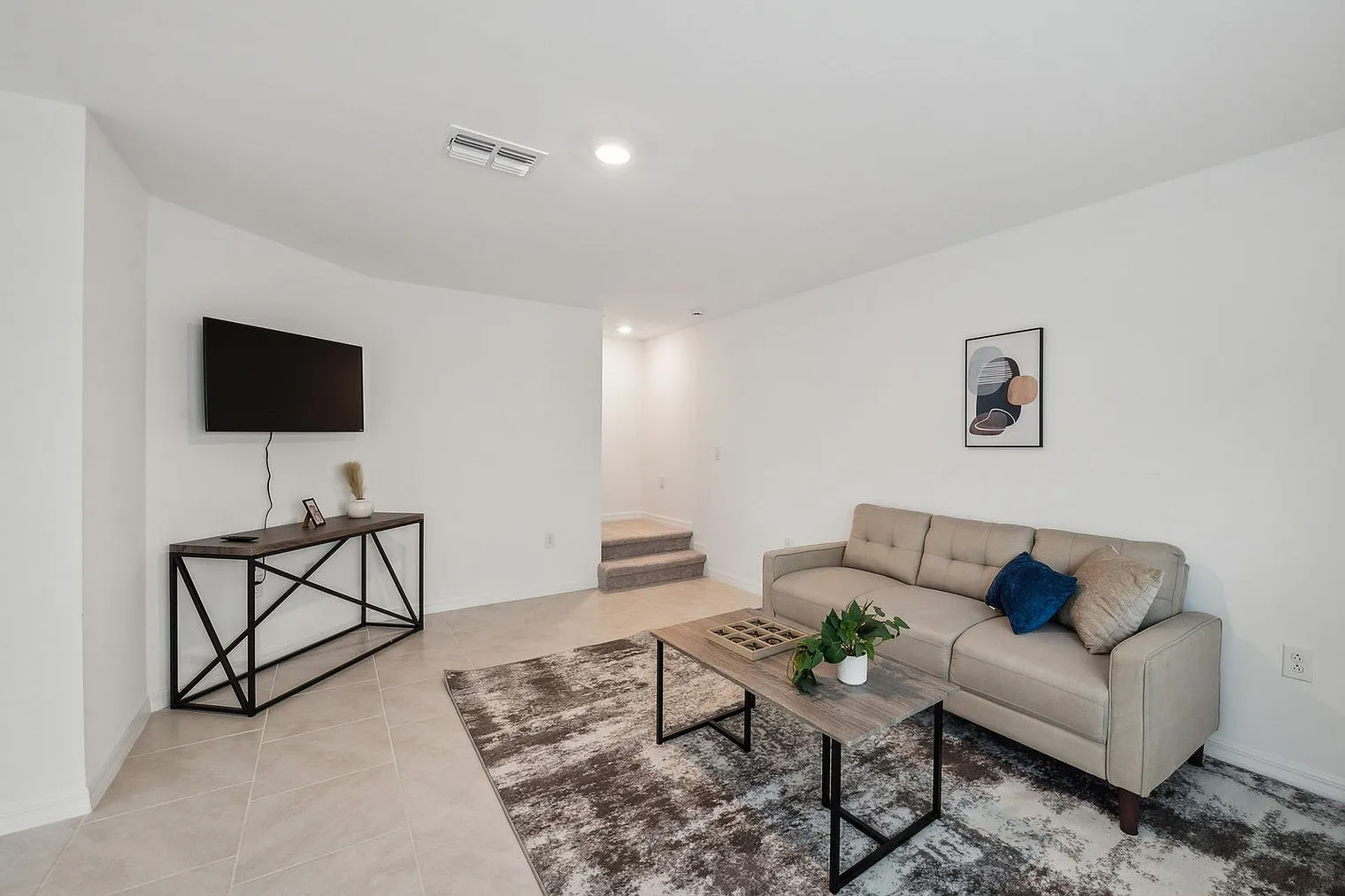 3 bed, 2.5 bath, 13906 sqft, $2,105 — Photo 2