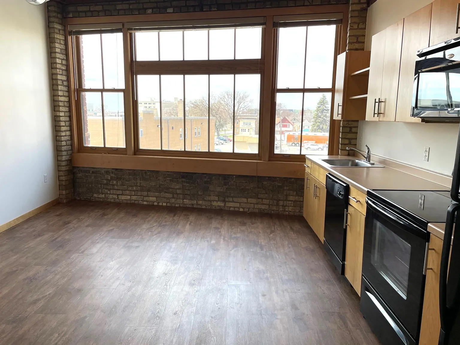 309 Roberts St N — Photo 4