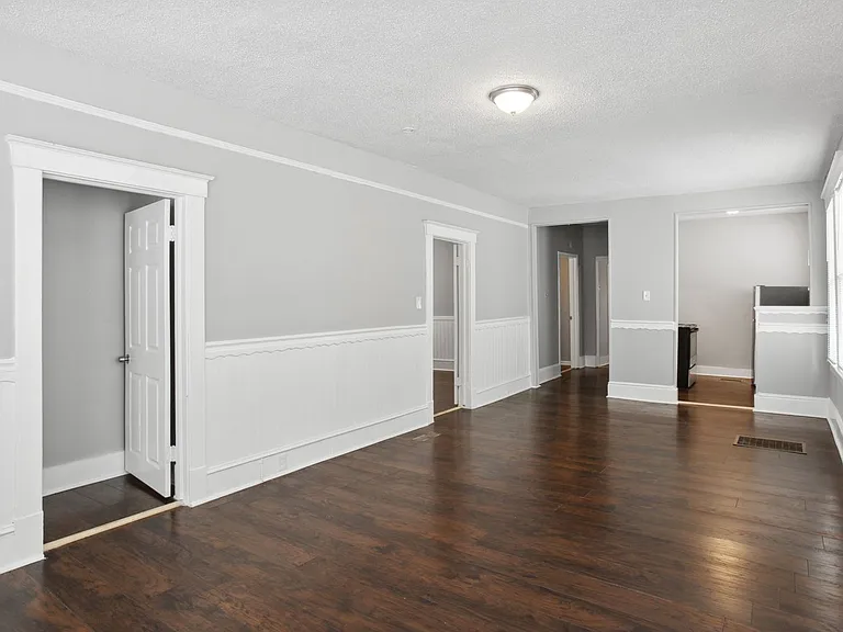 923 W Victory Dr — Photo 4