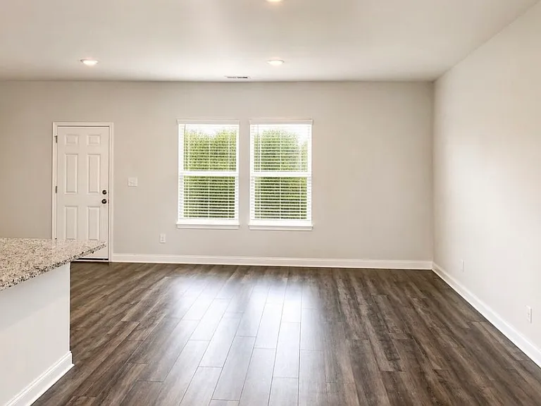 373 Oakwood Dr NW — Photo 3