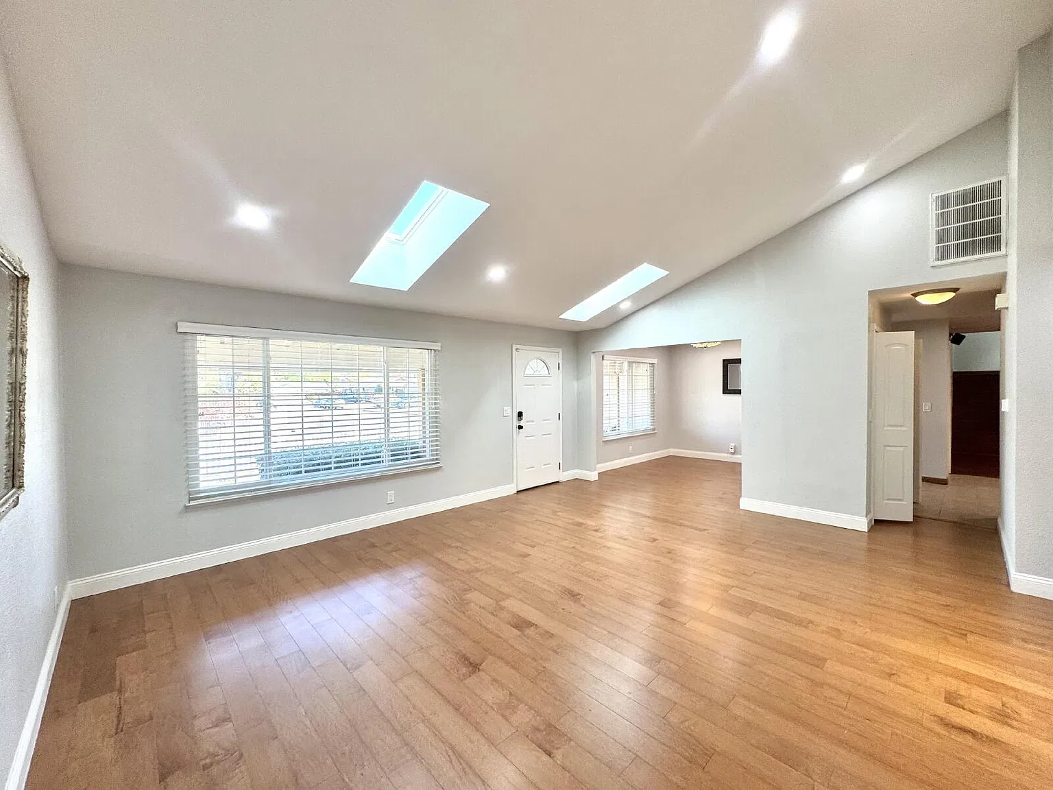 4 bed, 3.0 bath, 2254 sqft, $6,000 — Photo 3