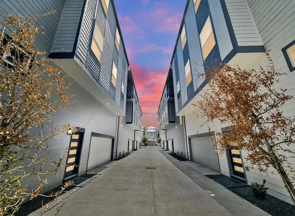 3 bed, 2400 sqft, $3,300 — Photo 1