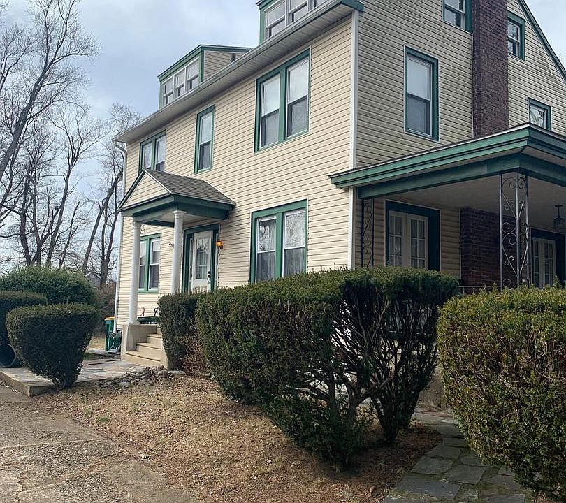 2nd image of 908 Langstroth Ln