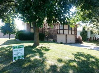 607 SW 36th Ter, Lees Summit, MO 64082