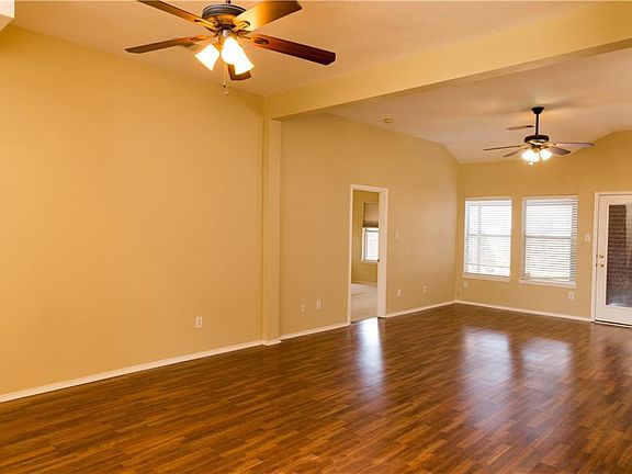 4th image of 4913 Park Brook Dr
