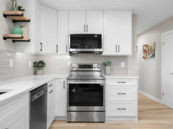 8343 N 48th Ave NW, Calgary, AB T3B 2A9