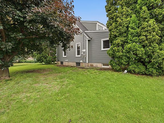 2nd image of 204 Buchannon St N