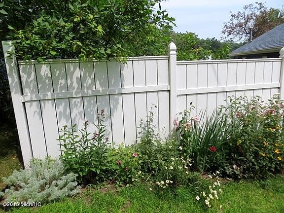 4th image of 11395 Oak Dr