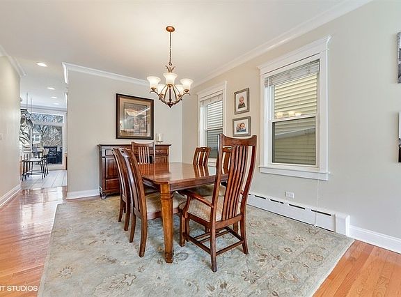 4th image of 1926 W Melrose St #1