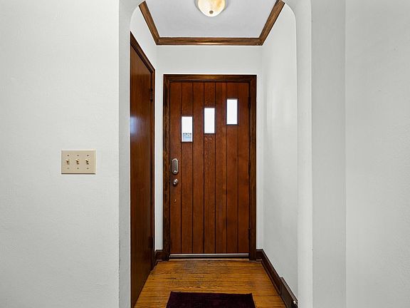 4th image of 2730 Tremont Ave