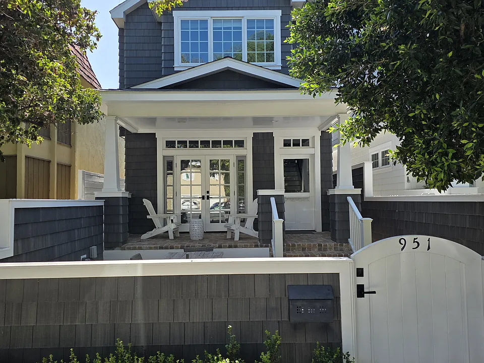 951 E Ave