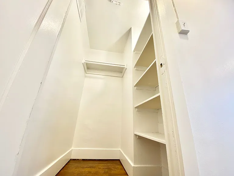 Burlingame Apartments — Photo 9