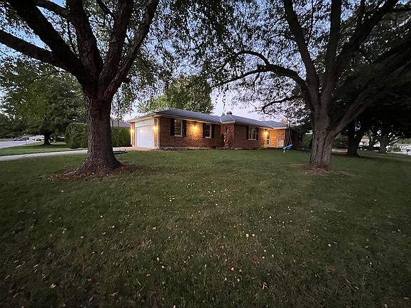 3rd image of 2311 W Huntington Dr