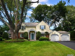 6 Hampton Ct, Port Washington, NY 11050