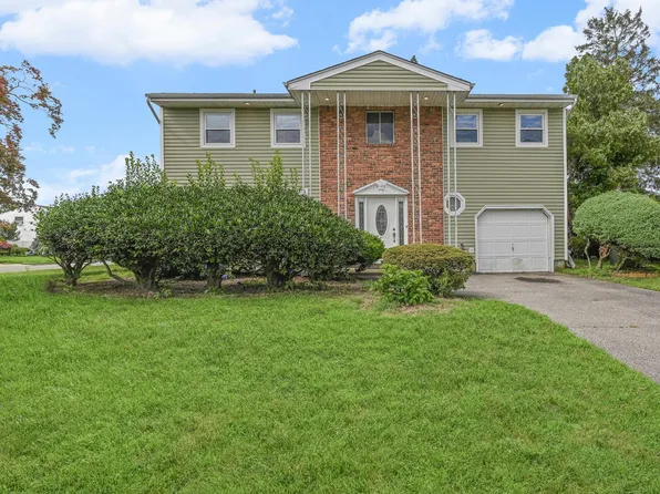 20 Sunshine Lane, Amityville, NY 11701