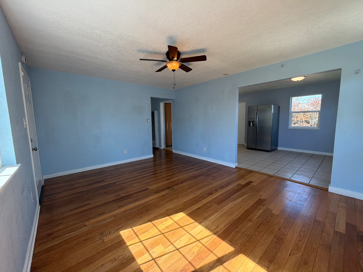 3 bed, 999 sqft, $3,200 — Photo 2