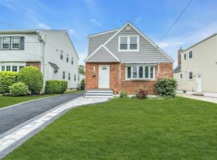 193 Beech St, Floral Park, NY 11001