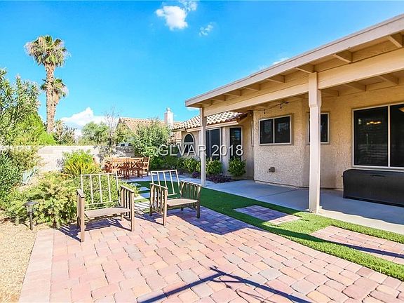 Large backyard oasis with plenty of area for relaxing. Beautifully manicured backyard with synthetic lawn and minimal maintenanc