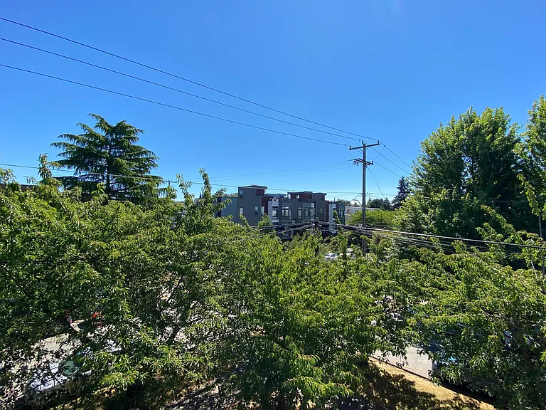 Just a 5-minute walk to Downtown Ballard and only 2-minute walk to the "D-Line" bus route to Downtown Seattle.