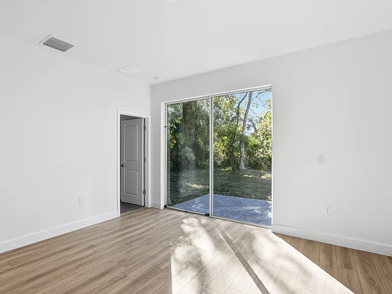 1209 W 15th St — Photo 12