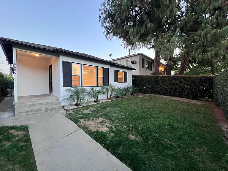 10650 Camarillo St #1 — Photo 20