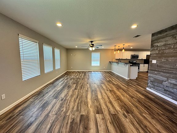 4th image of 109 E Oak Ave