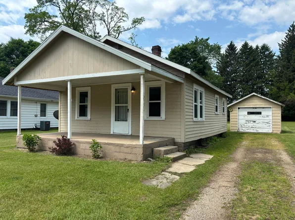 408 Hill St, Buchanan, MI 49107