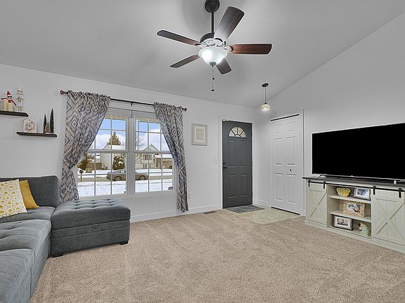 3rd image of 407 Summer Cir SE