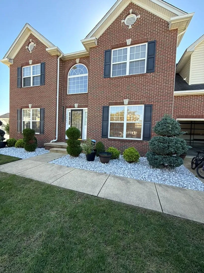 5-Bedroom Rental in Waldorf | Jacuzzi & Utilities Included — Photo 1