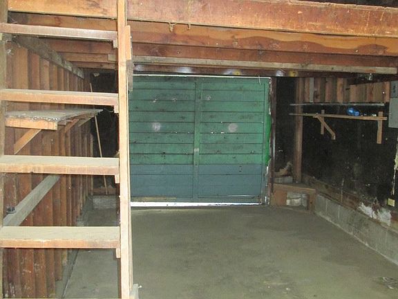 3rd image of 644 NE Madrona Dr