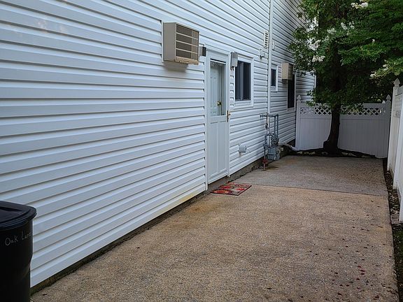 2nd image of 4 Oak Ln Floor 1
